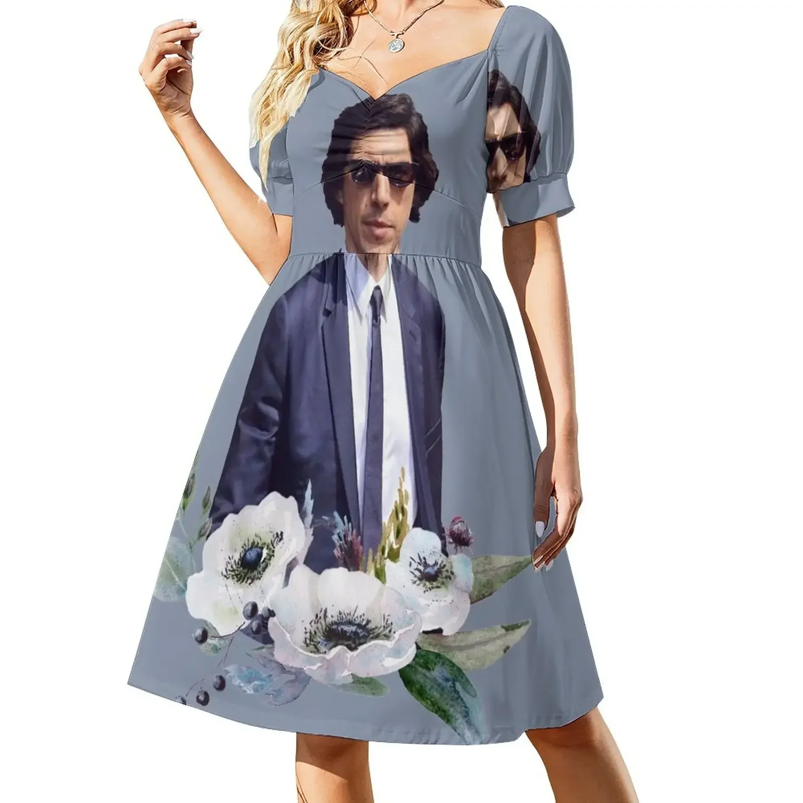 Vestido de manga corta con estampado floral azul de Adam Driver, elegante y casual.