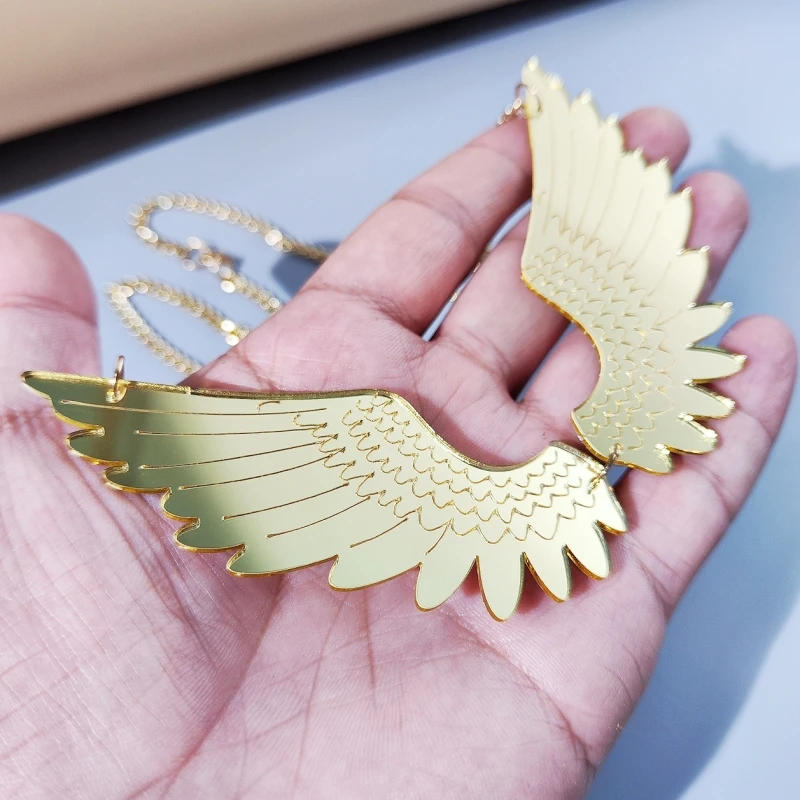KUGUYS Spiegelgoldfarbene Flügel-Anhänger-Halskette für Damen, trendiger, klassischer Acryl-Schmuck, Accessoires – Detail 8