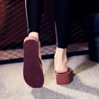 Women's summer sandals with platform, wedge design and flip-flop style. - Image 3