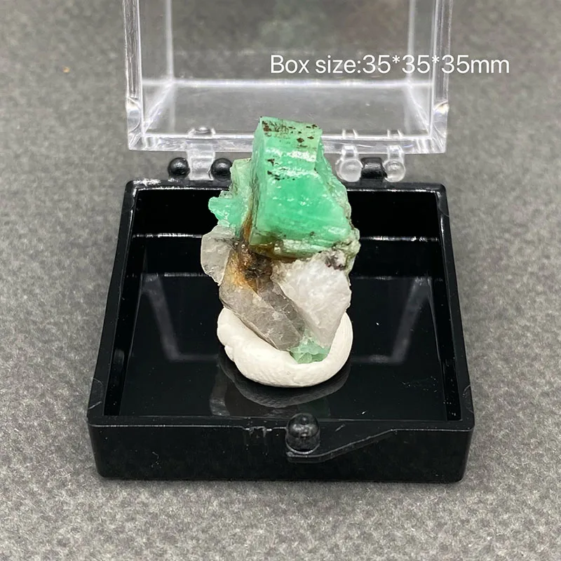 100%  Natural Emerald Mineral Specimens Stones and Crystals Healing Crystal   +Box size:35*35*35 mm