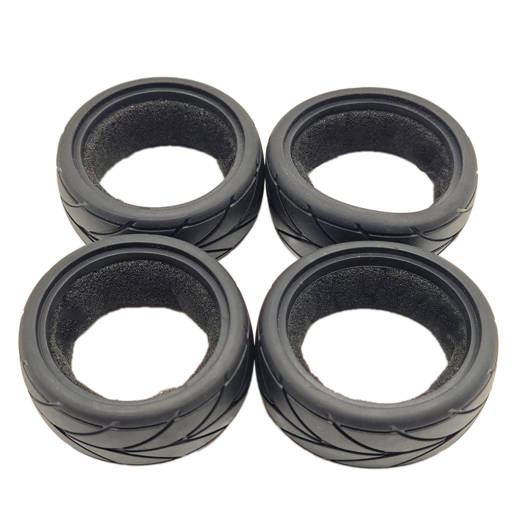 Pneus RC 1/10 pour drift, montés sur jantes, montrant le motif de la bande de roulement.