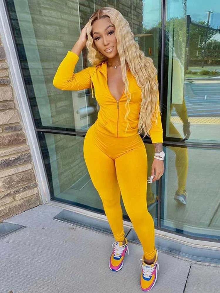 

Женский спортивный костюм из двух предметов, куртка на молнии с капюшоном и карманами и леггинсы, осень 2023