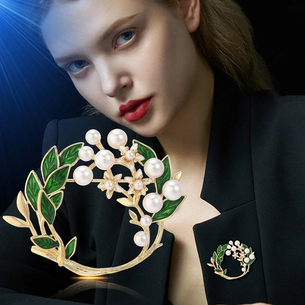 

Pearl Rhinestone Wreath Brooch Round Flower Brooches for Women Baroque Trendy Elegant Circle Leaf Pins Party Wedding Gift
