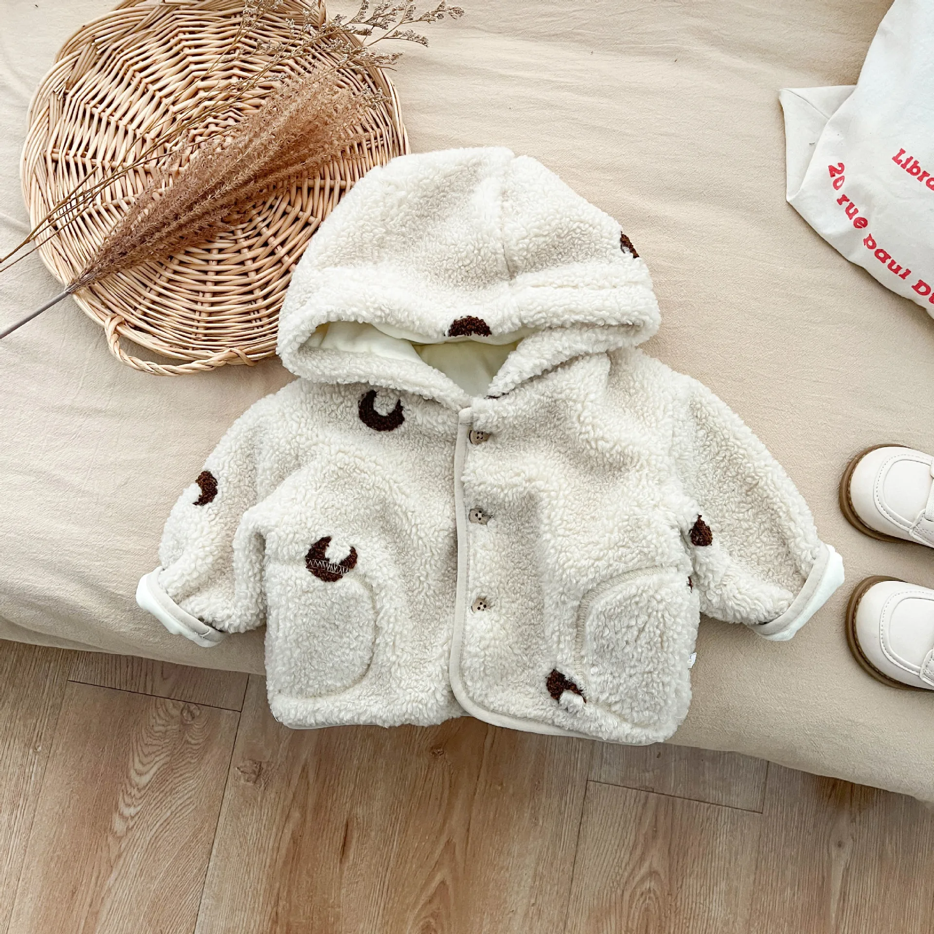 

Jenny&Dave 0-3-month-old baby winter clothing thickened lamb wool jacket for boys and girls going out hooded for warmth and supe