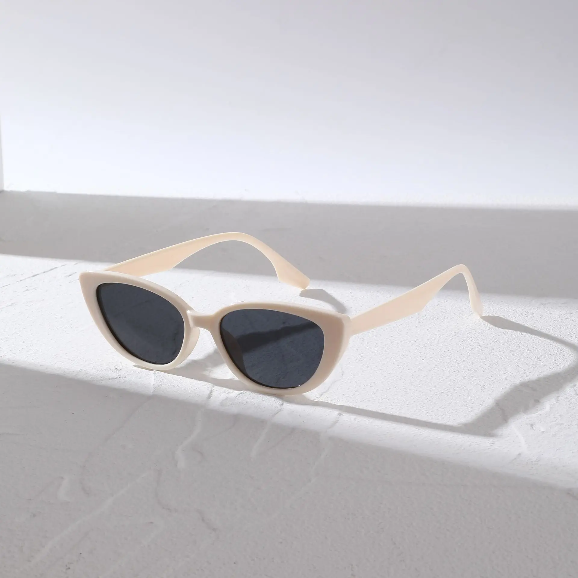 Spring Summer New Sunglasses Cat Eye Shape Eyewear Outdoor Beach Sun Protection Shades Fashion Vintage 90s Sun Glasses