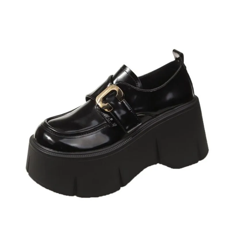 

Женские кроссовки из лакированной кожи, на высоком каблуке 7 см