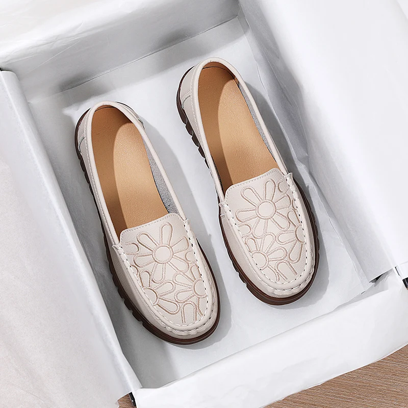 2023 New Leather Women's Flat Shoes Women's Casual Comfort Versatile Sports Shoes Embroidery Shoes Outdoor Walking Shoes