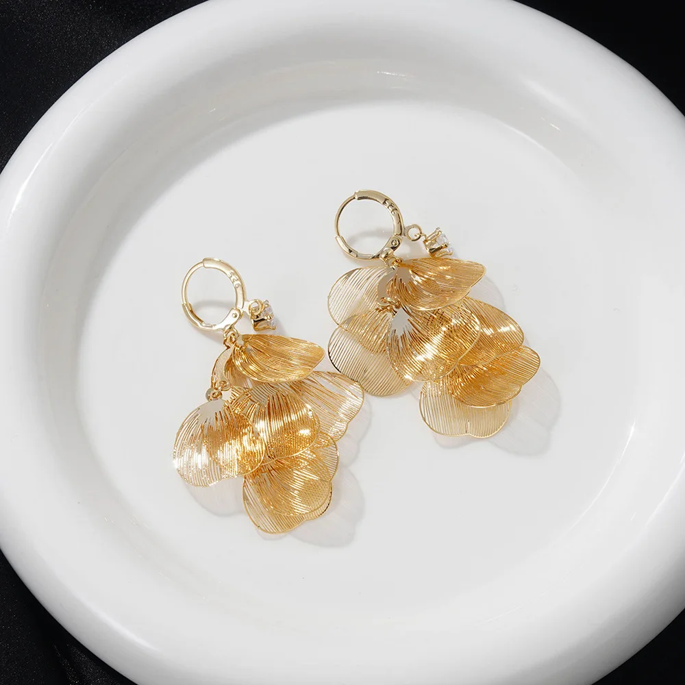 Fashionable Petal Ear Cuffs for Women Elegant Unique Drop Earrings Sweet Fairy Atmosphere Luxury Feelings Versatile Jewelry