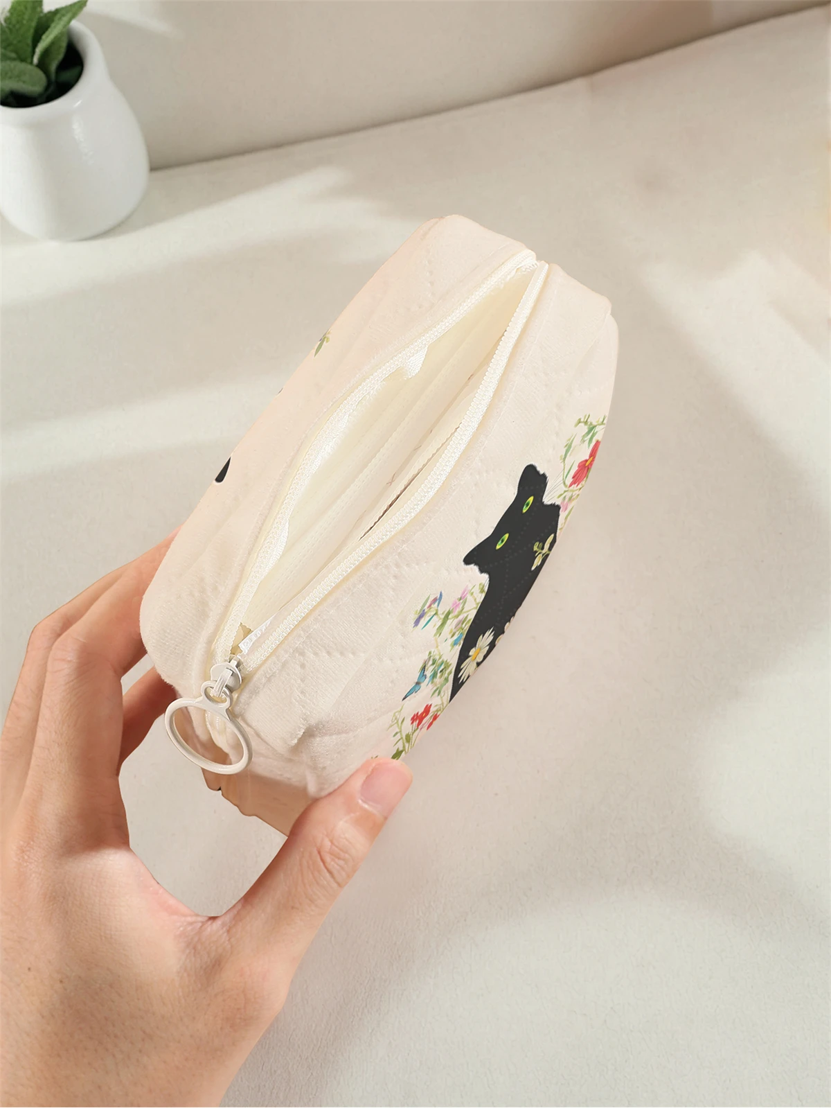 1 portable sanitary napkin storage bag, made of seaweed turtle pattern and diamond mesh material, lightweight women's tissue bag