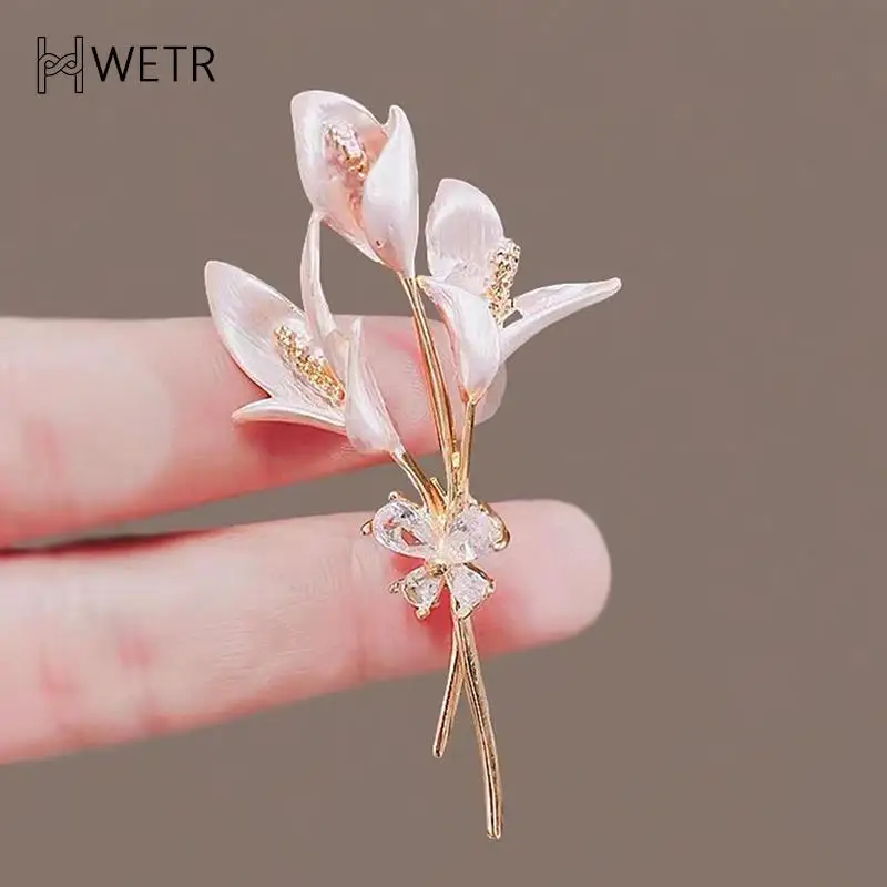 

New Enamel Lily Flower Brooches For Women Elegant Weddings Banquet Office Brooch Pins Gifts Dress Shirt Decoration