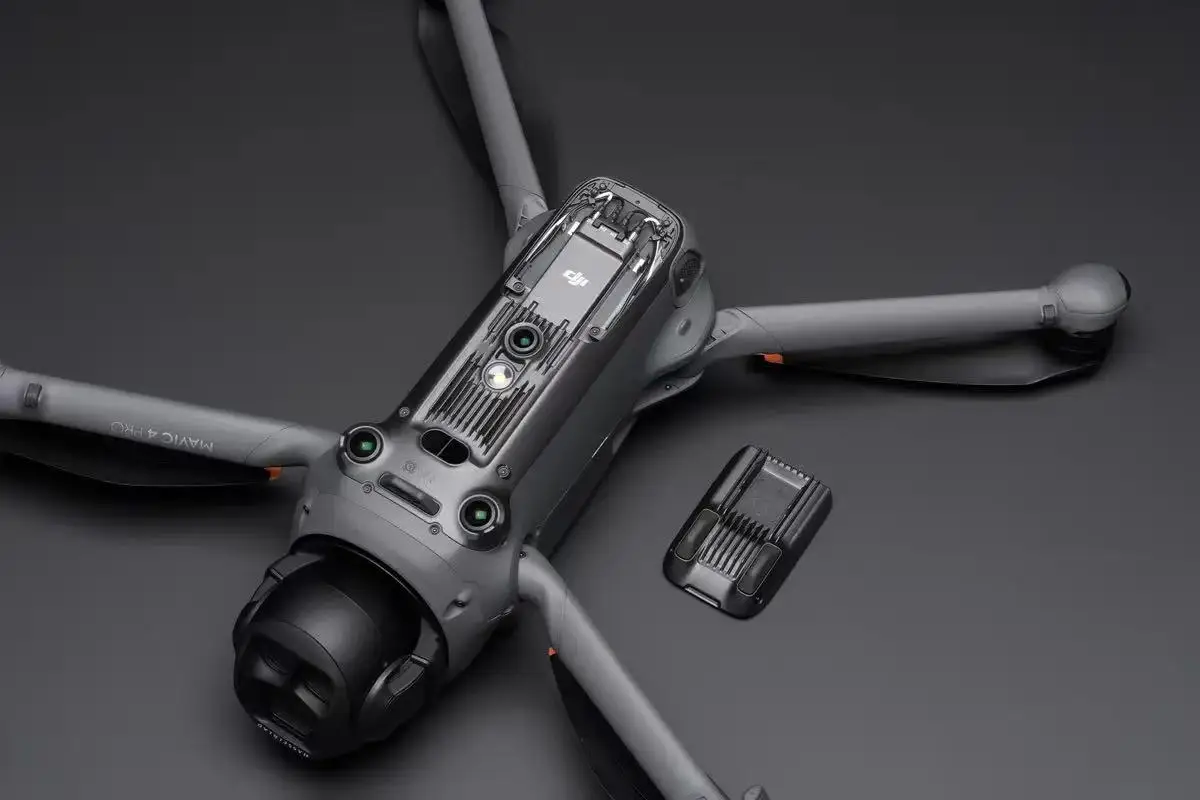 Module Transmission Améliorée DJI 3 4G eSIM pour Drone, installé sur un drone Mavic 3, prêt pour vol longue distance.