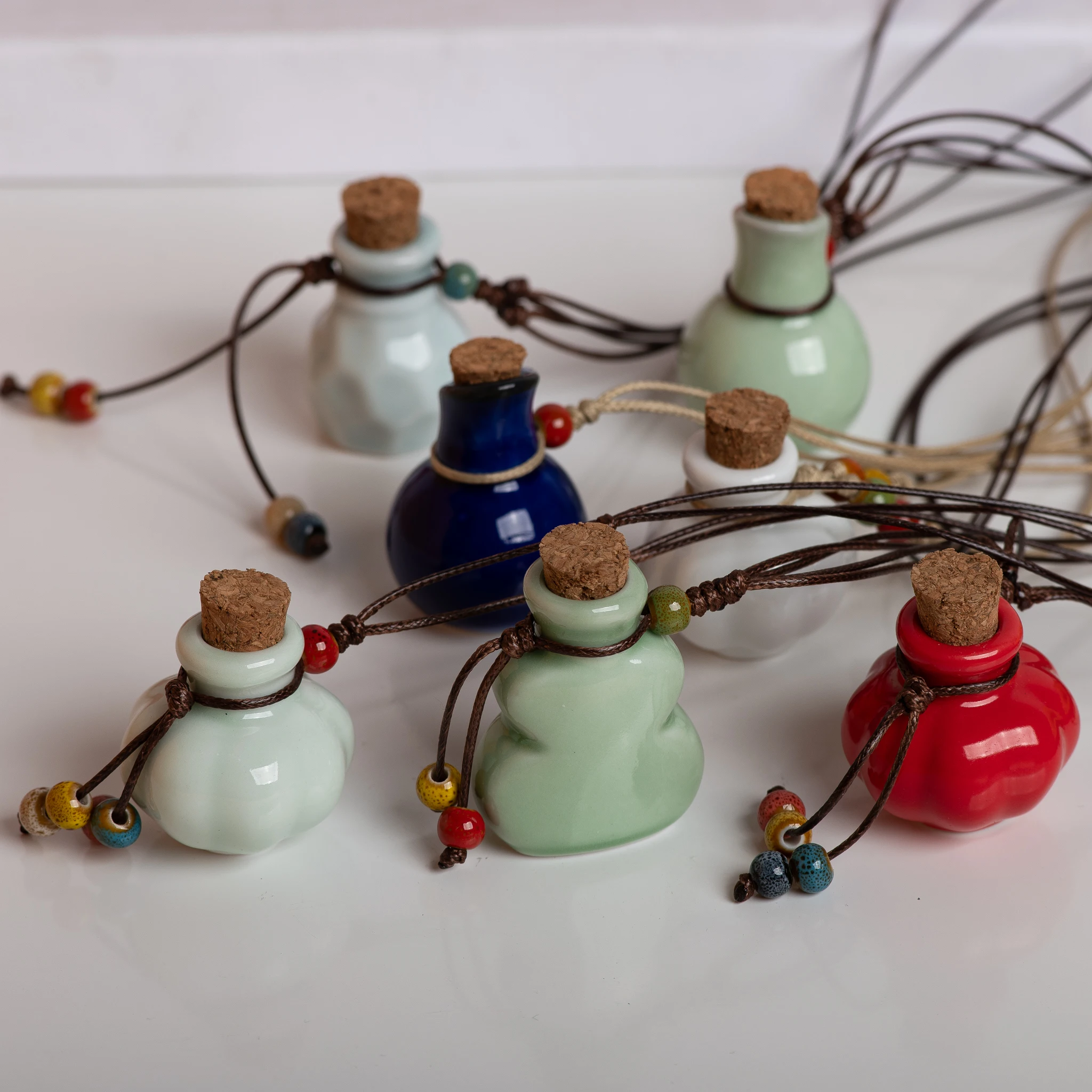 Handgefertigter Keramik-Parfümflaschen-Anhänger, Diffusor für ätherische Öle, handgefertigter Kunsthandwerksschmuck – Detail 12