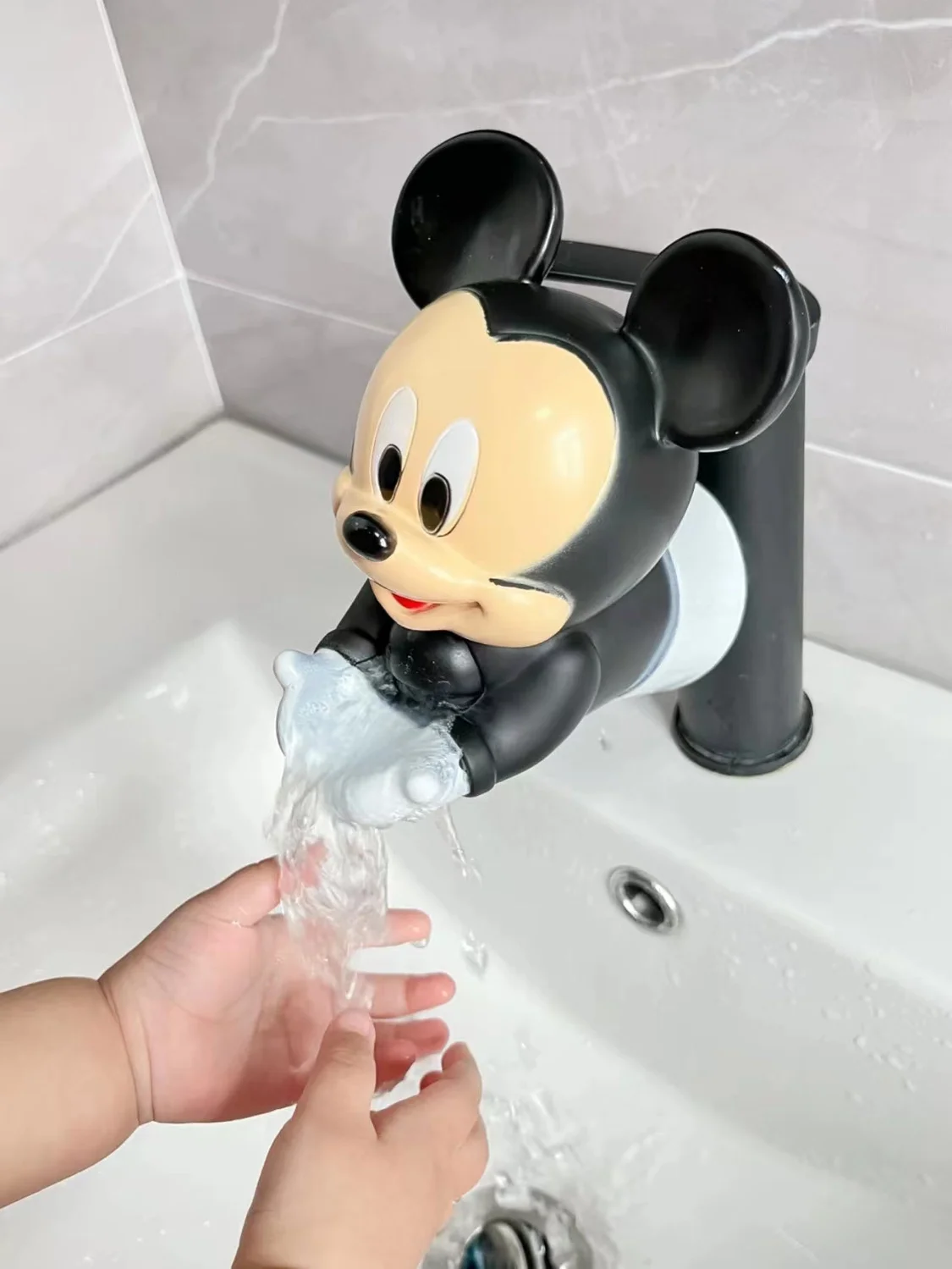クリエイティブなミッキーとミニーの蛇口エクステンダー、子供用防滴水 