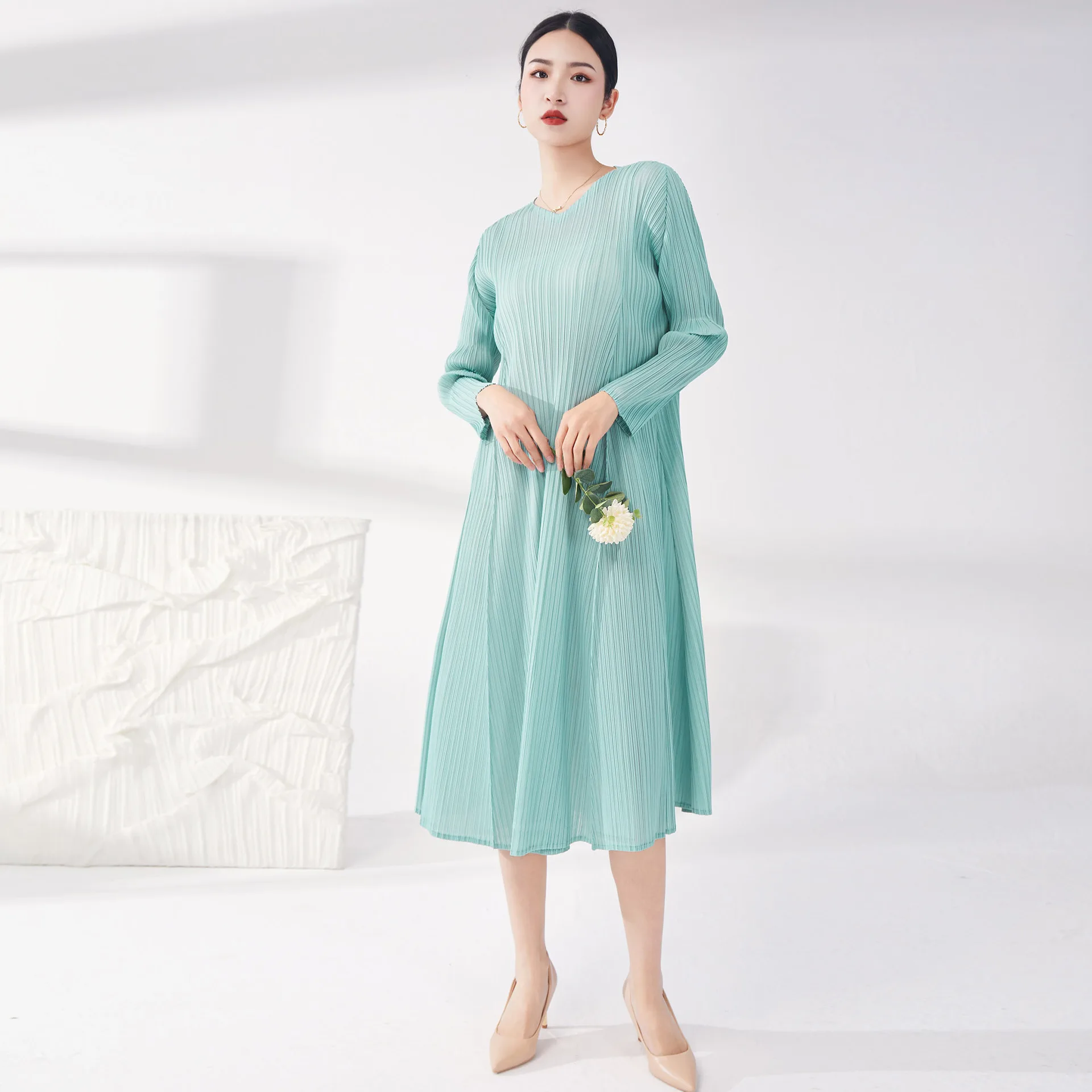 

Dress Woman 2022 Autumn New V-Neck Long Sleeved Loose Casual Stretch Miyake Pleated Dresses Over The Knees For Female 45-80kg