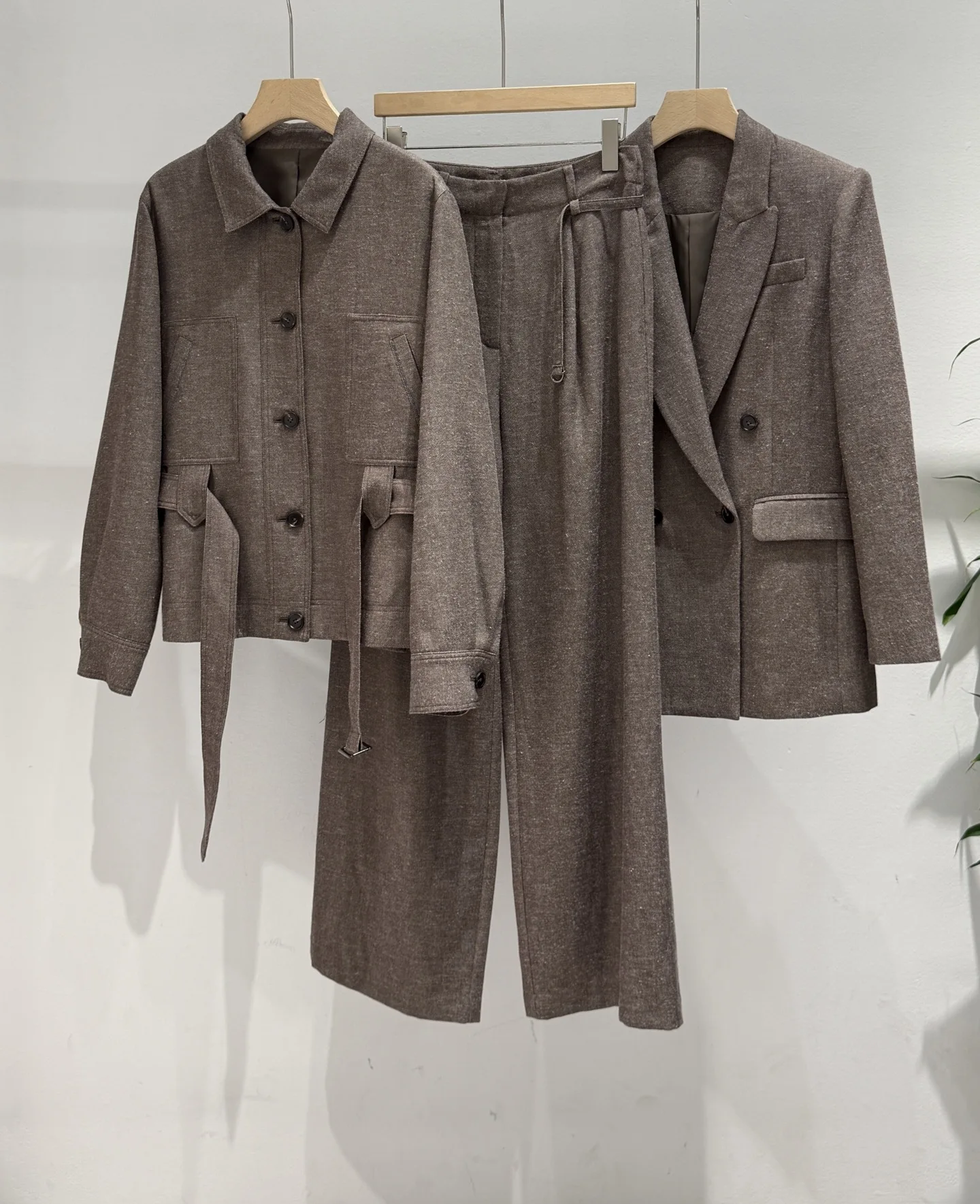 Ensemble trois pièces automne-hiver pour femme, veste cintrée à la taille avec ceinture, pantalon large, style rétro élégant et ample. 1 Ensemble trois pièces automne-hiver pour femme, veste cintrée à la taille avec ceinture, pantalon large, style rétro élégant et ample. 1