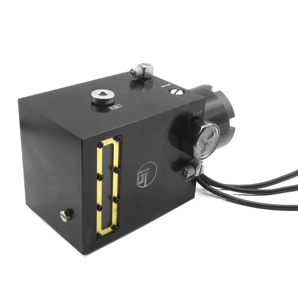 Pelle hydraulique RC avec pompe intégrée ESC, tank robot radiocommandé soulevant une charge dans un décor extérieur
