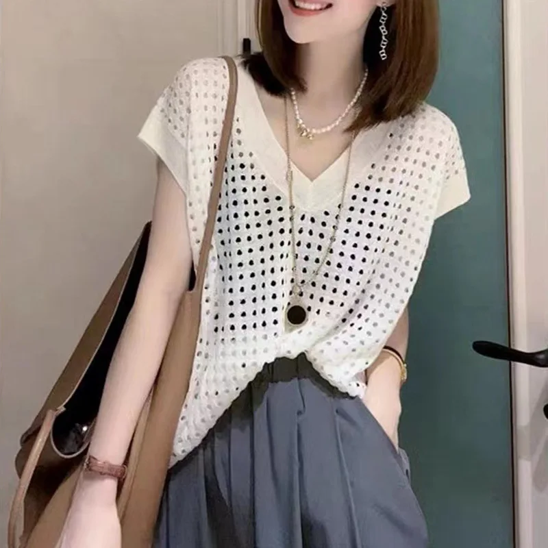 

Hollow-out solid color knit T-shirt women 2023 summer new V-neck design feeling niche network red thin sunscreen top