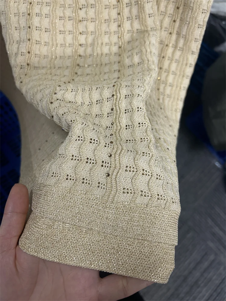 فستان كحلي طويل بتفاصيل لامعة وأكمام واسعة