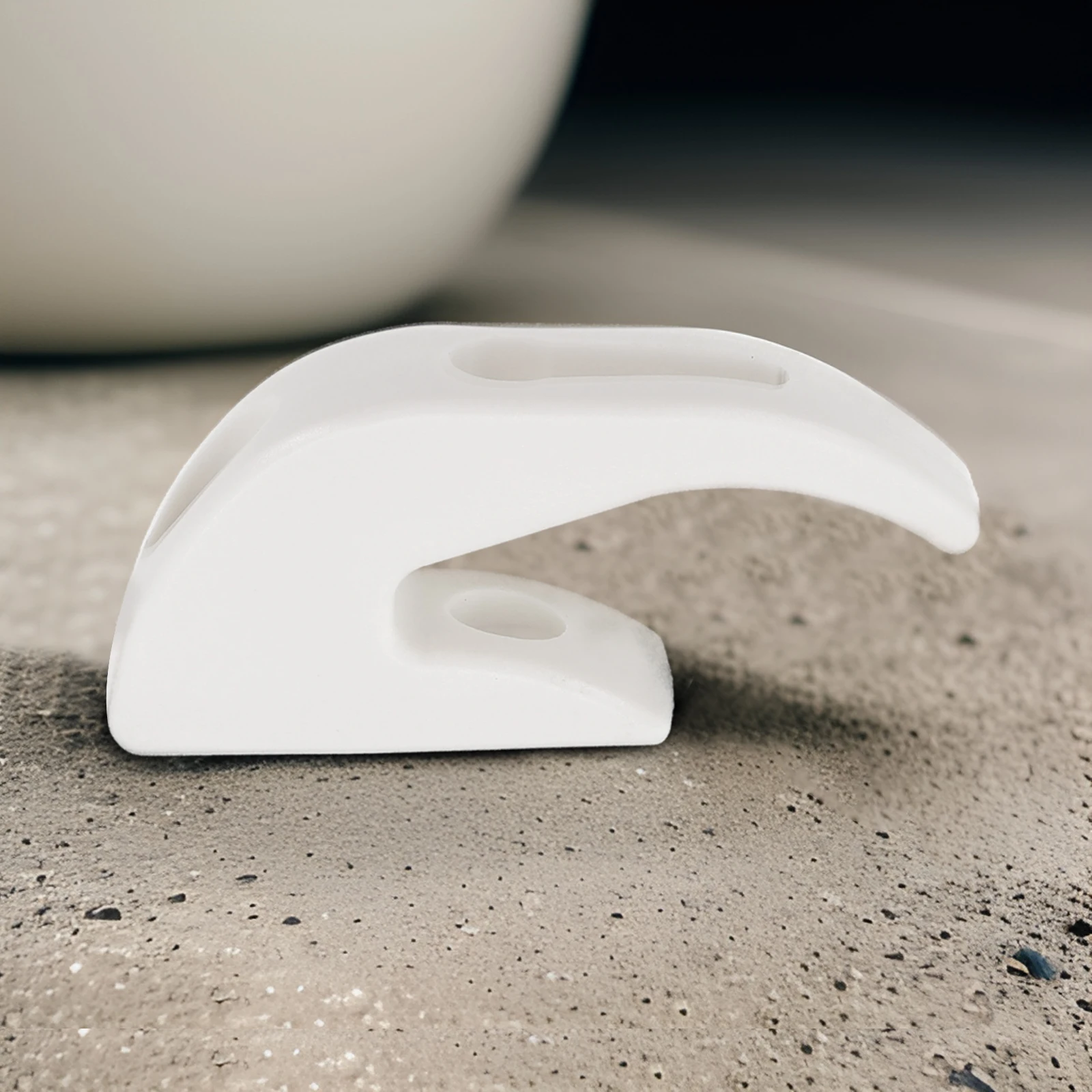 Рисунок 2 - Прочные крючки с крючками красного цвета для скутеров