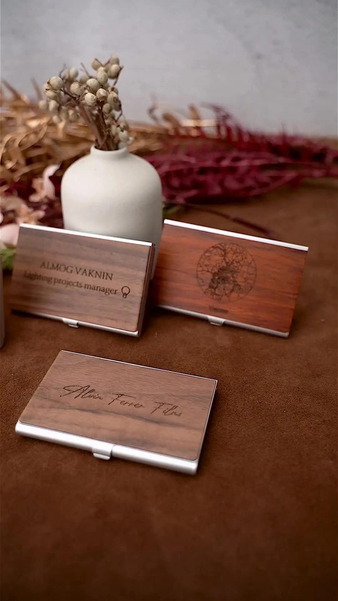 Tarjetero Personalizado Para Escritorio | Grabado Láser Con Nombre O Logo | Madera De Nogal Negro Y Metal | Capacidad 70 Tarjetas | Regalo Profesional
