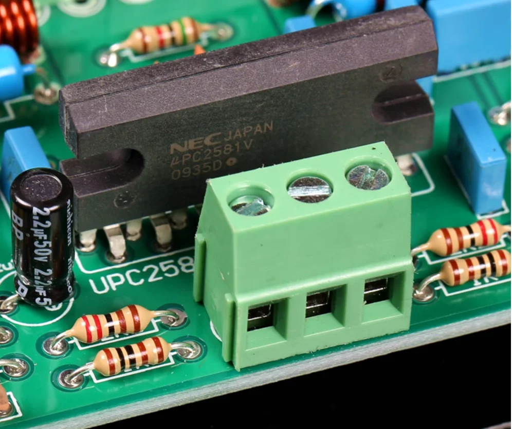 UPC2581V는 Sanken Guanwang 150w*2 전력 증폭기 보드를 밀어냅니다.