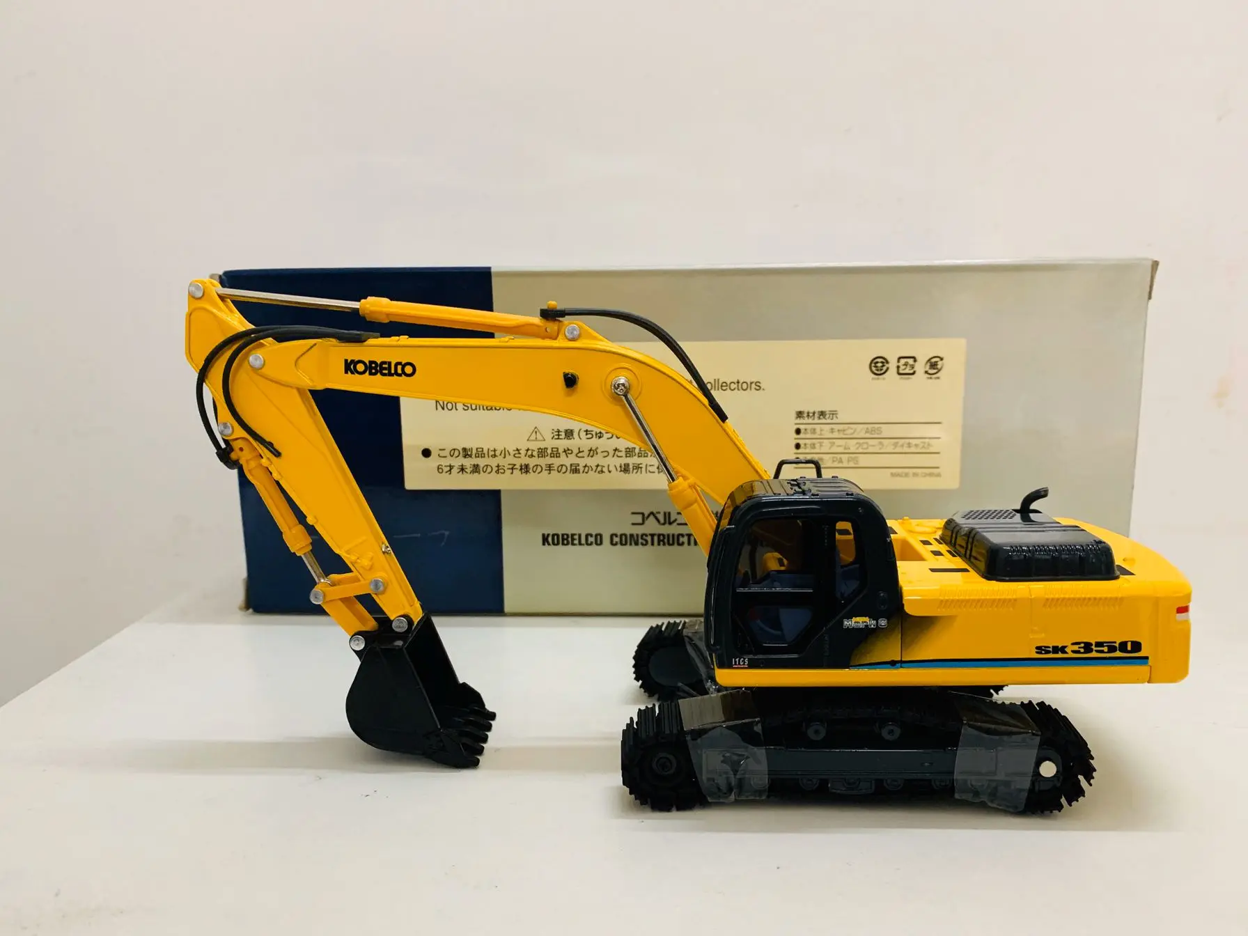 

Kobelco Acera Mark 8 SK350 Excavator Yellow 1/43 Scale DieCast Model New in Box
