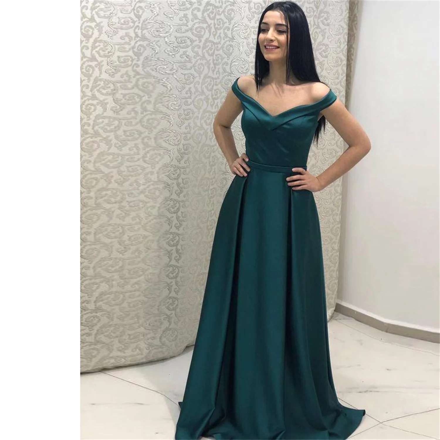 

2023 Elegant Emerald Green A Line Prom Dresses for Women Off The Shoulder Ruffle Floor Length Satin Formal Wedding Evening Gowns