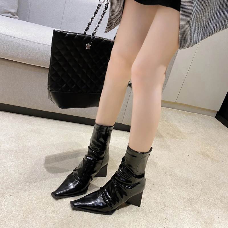 2023 Autumn/Winter New British Style Pointed Patent Leather Pleated Back Zipper Thick High Heel Mid Barrel Short Boots Zapatos