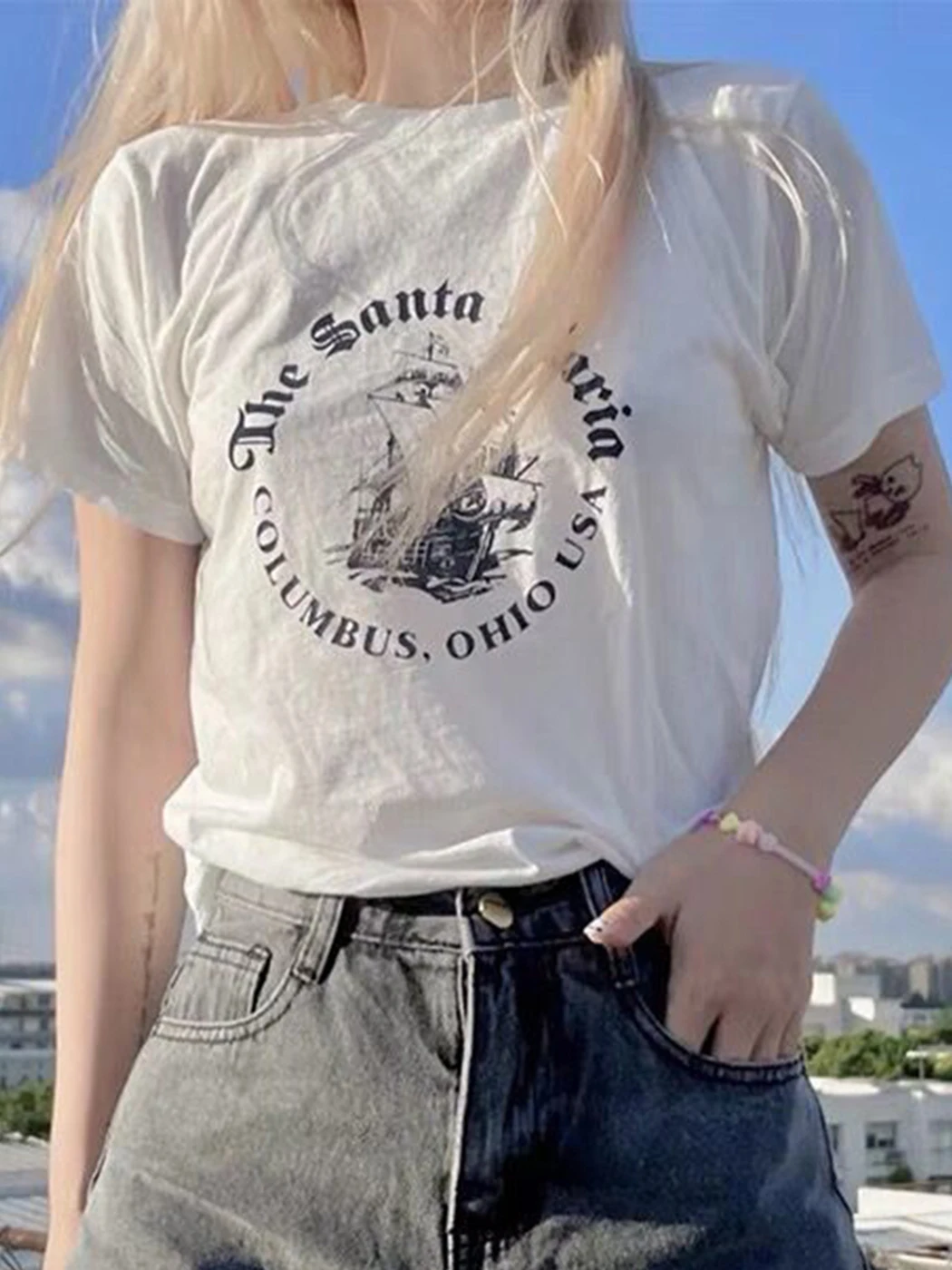 

Футболка женская с круглым вырезом, коротким рукавом и графическим принтом