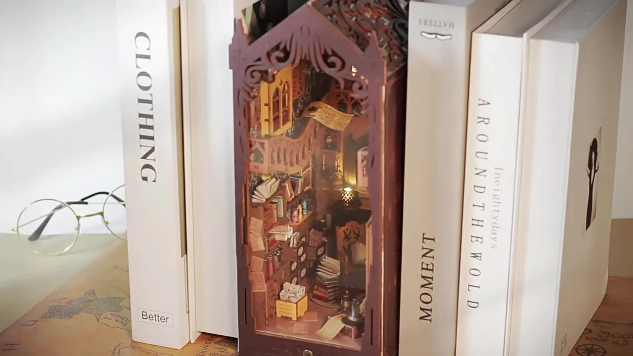 DIY Book Nook Kit, DIY Miniatuur Poppenhuis Kit met Meubels en LED Licht, 3D Houten Puzzel Boekenplank Insert Decor Educatief Boekenplank Insert Boekensteun Bouwpakketten voor Kinderen Volwassenen