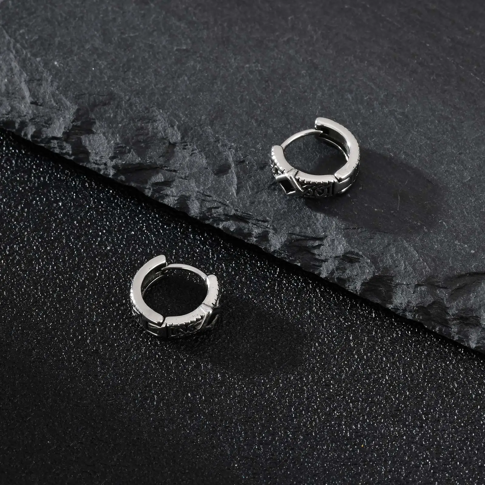 Einzigartige Rhombus-Creolen für Herren, Edelstahl, silberfarben, Vintage, kleine Ohrringe, Punk-Gothic, trendiger Schmuck für Männer und Jungen – Detail 5
