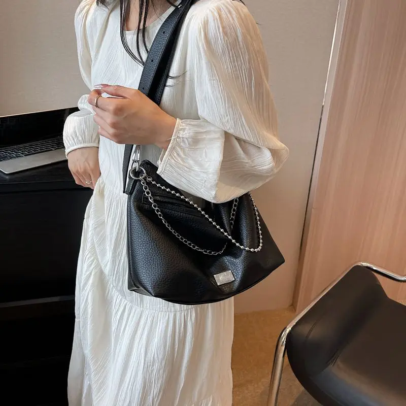 Large-capacity Bag Women 2023 New Simple Fashion Messenger Bag Texture Chain Pendant Harajuku Commuter Tote Ladies Bags