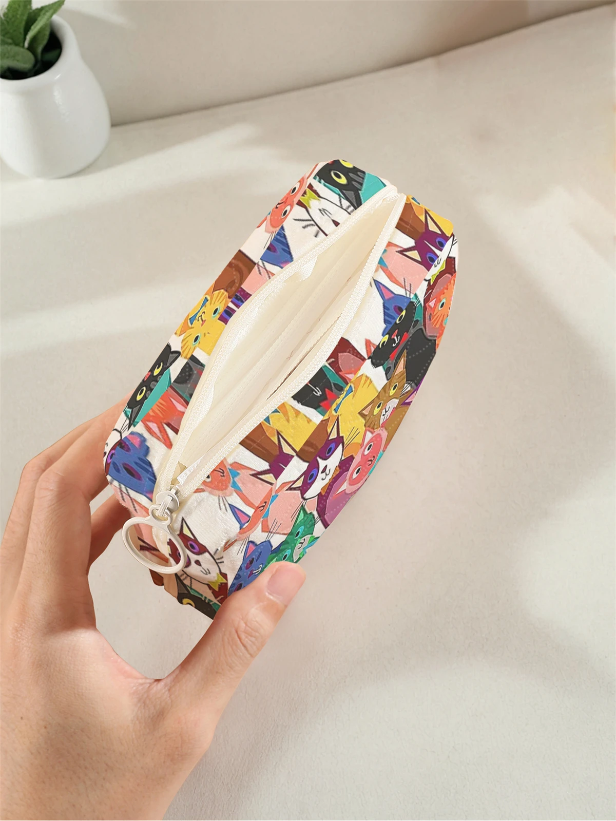 1 portable sanitary napkin storage bag, made of colorful cat pattern and diamond mesh material, lightweight women's tissue bag