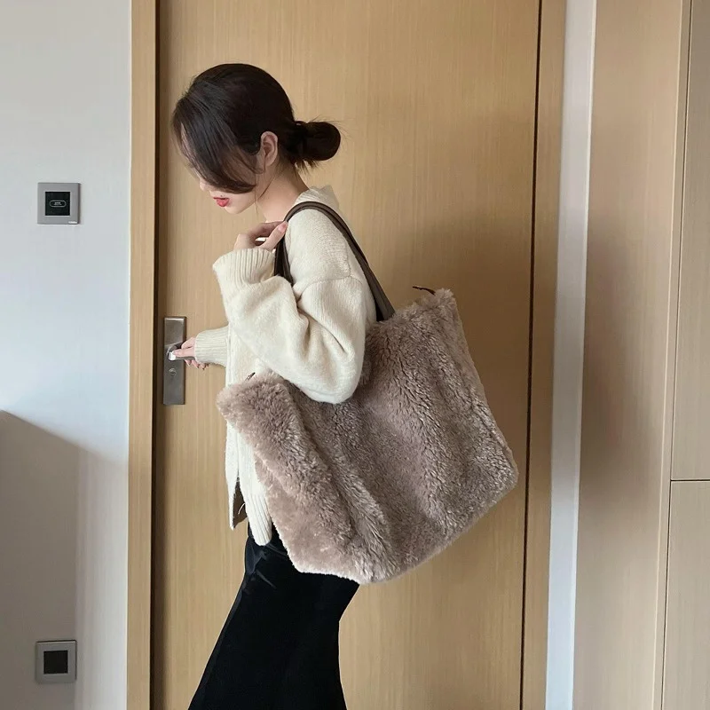 Large Capacity Women's Plush Shoulder Bag Luxury Faux Fur Shoulder Bag New Winter High Quality Plush Shoulder Bag