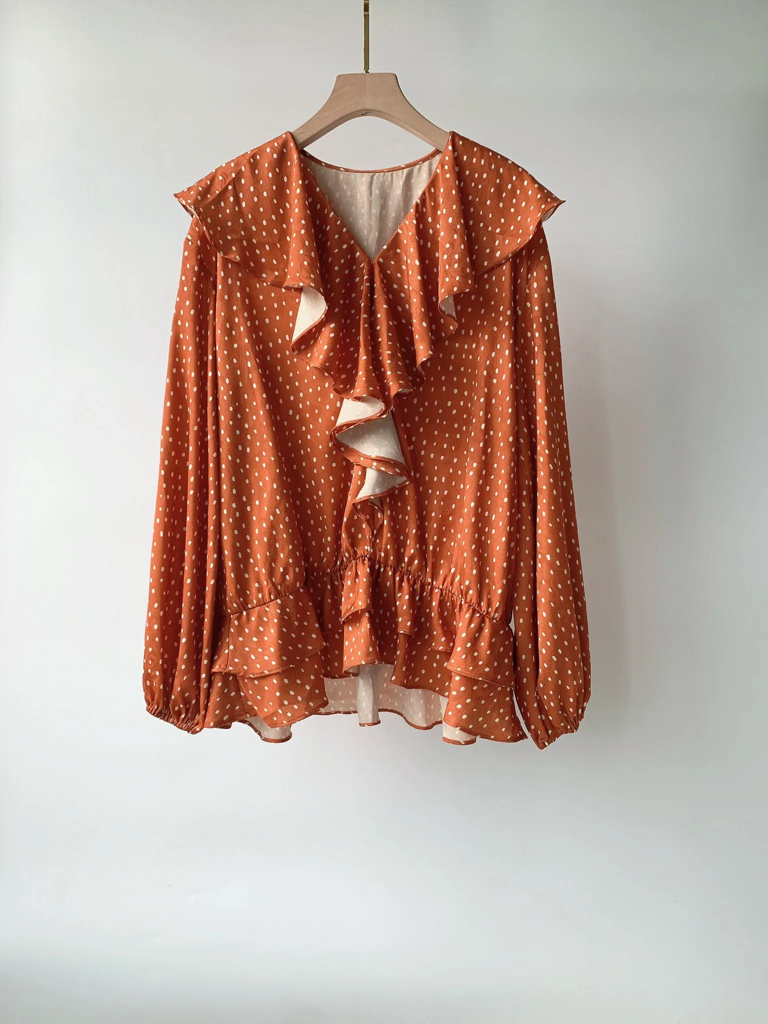 

2023 Early autumn new style, ruffled dots three-dimensional dark flower jacquard orange shirt, very advanced sense!