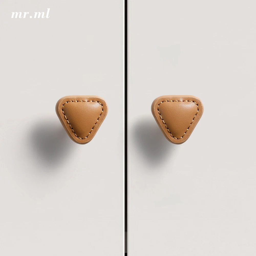 มือจับตู้หนัง 1 ชิ้น มือจับประตูตู้ลิ้นชัก ทองเหลือง สีดำ สีเทา สีกากี รูปสามเหลี่ยม 1