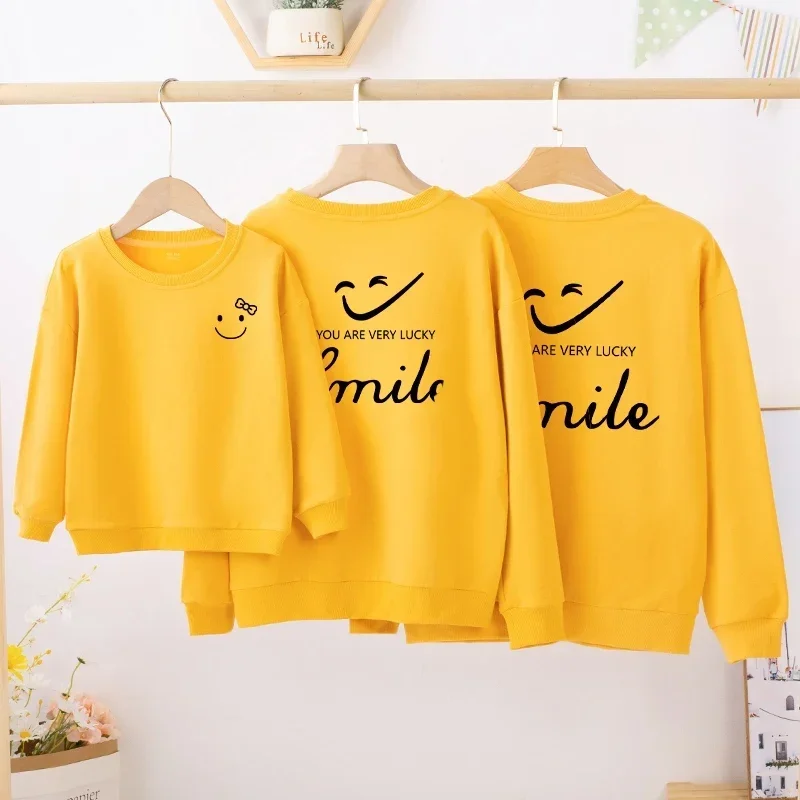 thumbnail image 1 of Camisetas con estampado de letras de sonrisa navideña Conjuntos familiares a juego de invierno Suéteres cálidos Tops para mamá, hija, niño y bebé Sudaderas para papá e hijo, 1 of 5