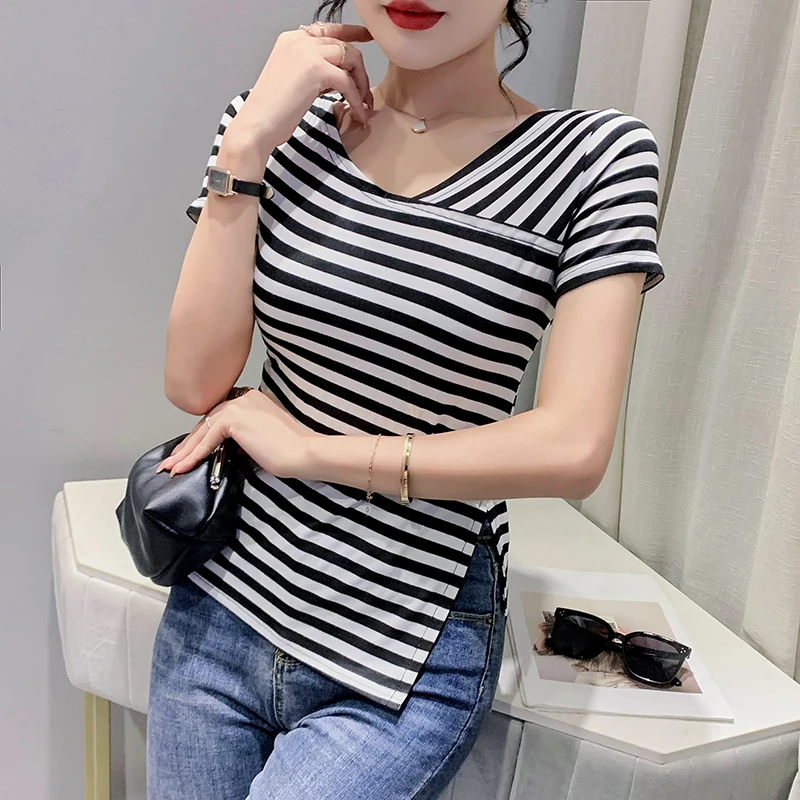 

Женская Асимметричная футболка в полоску, черная хлопковая футболка в Корейском стиле с V-образным вырезом и короткими рукавами, топ на пуговицах, Новинка лета 4423