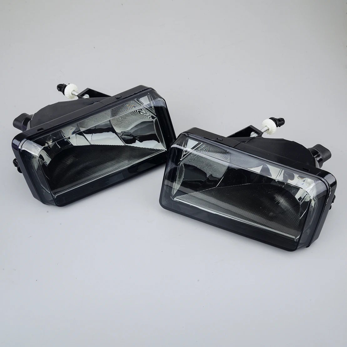 

25883245 25883246 GM2593160 GM2592160 1 Pair Smoke Lens Front Bumper Fog Light Driving Lamp Bulb Fit for Chevrolet GMC Cadillac