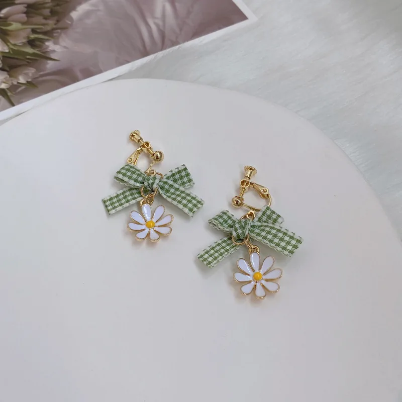 Korean Forest Series Fresh Little Daisy Clip on Earrings No Piercing Vintage Lattice Bow Daisy Flower Ear Clip Earrings Women 2