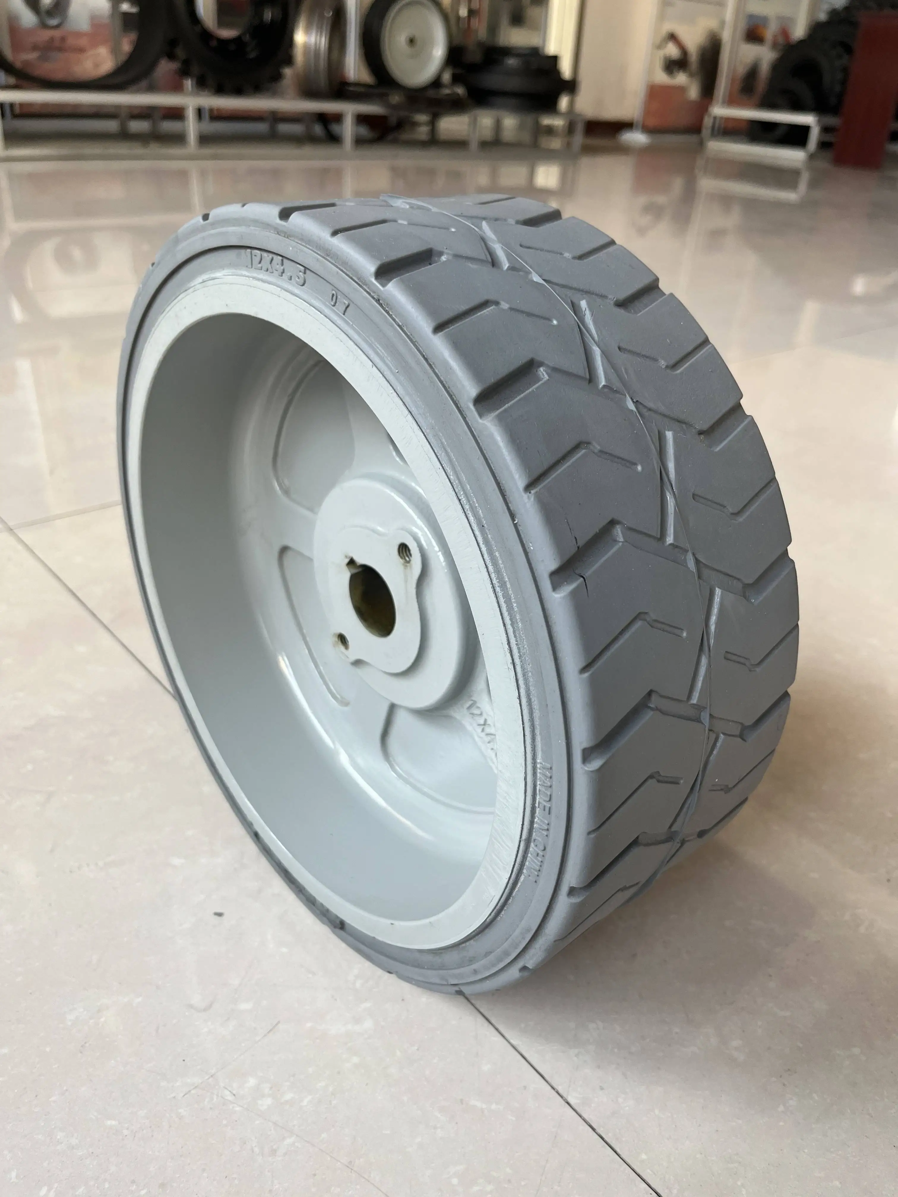 Topower Brand Premium Quality Scissor Lift Solid Tires 10x3 12x4.5 12x4 200x8 Solid Wheels for Genie JLG Skyjack