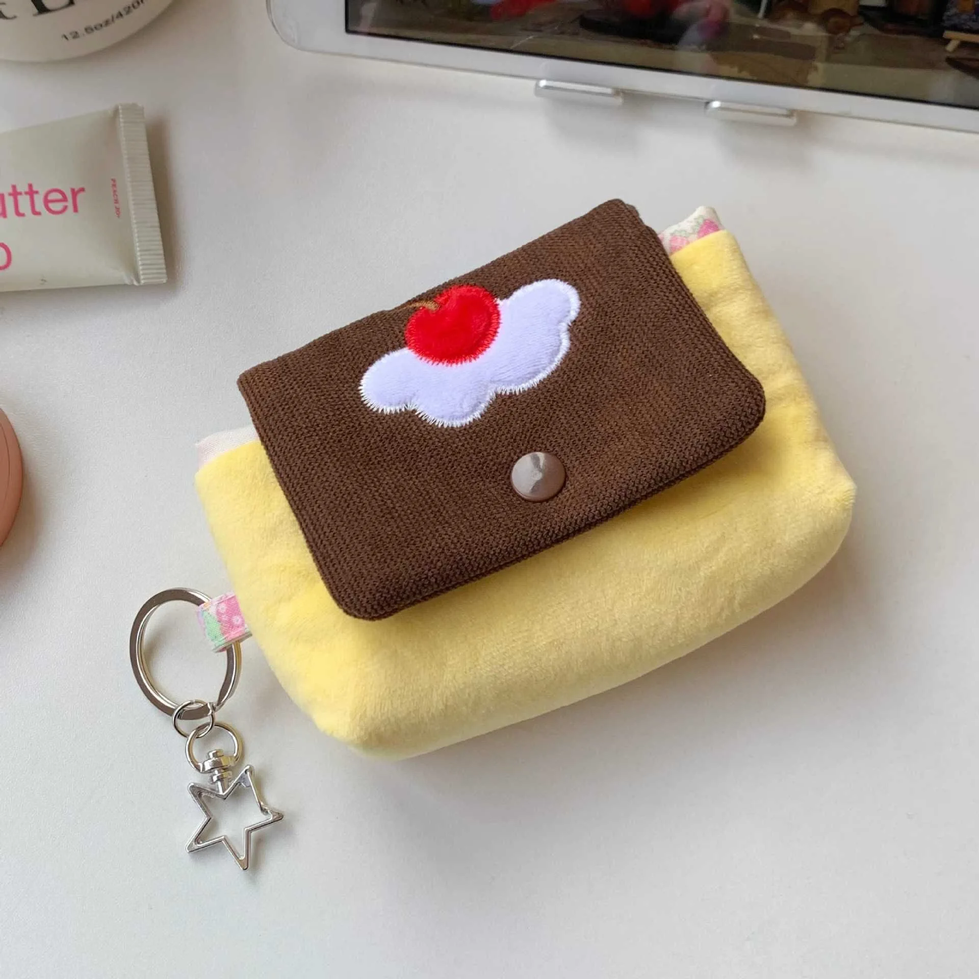Portamonete Multifunzionale per Ragazze, Carino Portamonete in Peluche a Forma di Budino di Ciliegia, Mini Portafoglio Portatile per Carte e Auricolari