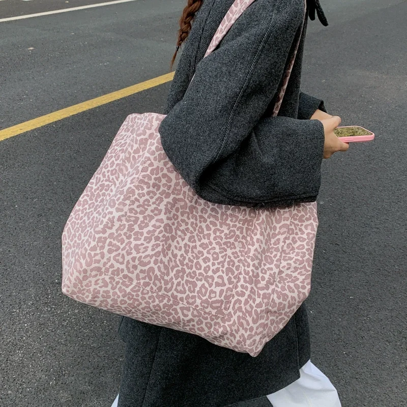 2026 New Leopard Print Large Capaci Tote Bag Women's Commuter Single oulder Bag Handbag Korean Sle Nylon Casual Bag
