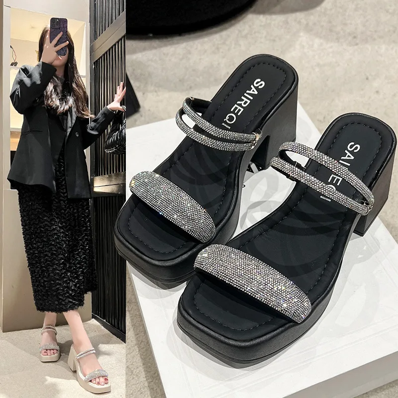 

Домашние тапочки, женская обувь на платформе и квадратном каблуке, сланцы, женские туфли на низком каблуке, модель Лето 2024 года, блестящая ткань, R