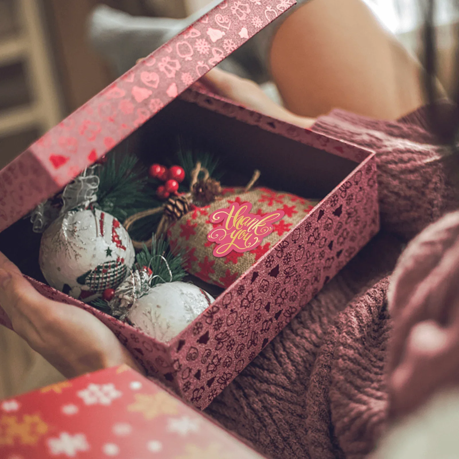 Kartice zahvale prikazane s materijalima za pakiranje