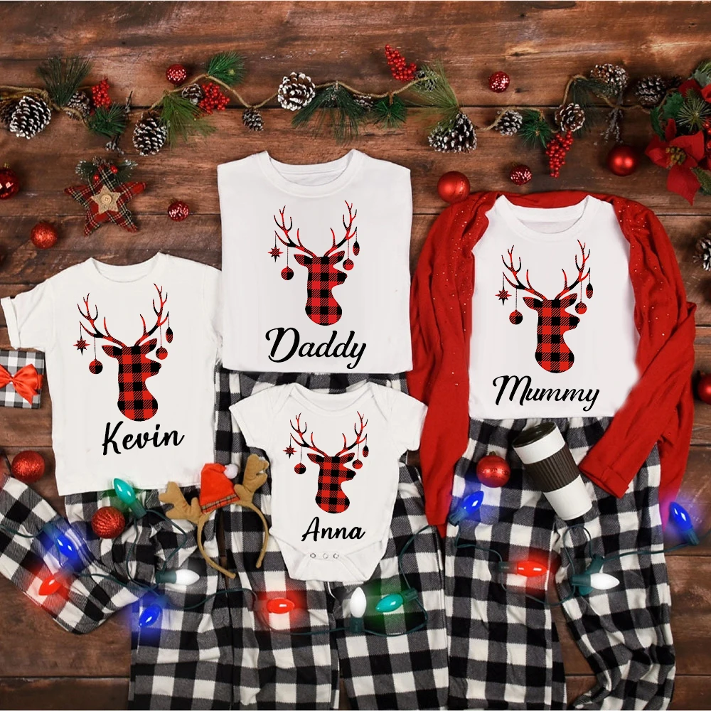 thumbnail image 1 of Camisetas familiares a juego con estampado de ciervos personalizados, camisetas familiares navideñas, trajes personalizados con nombre para niños, camisetas de aspecto familiar, mamelucos para bebés, 1 of 5