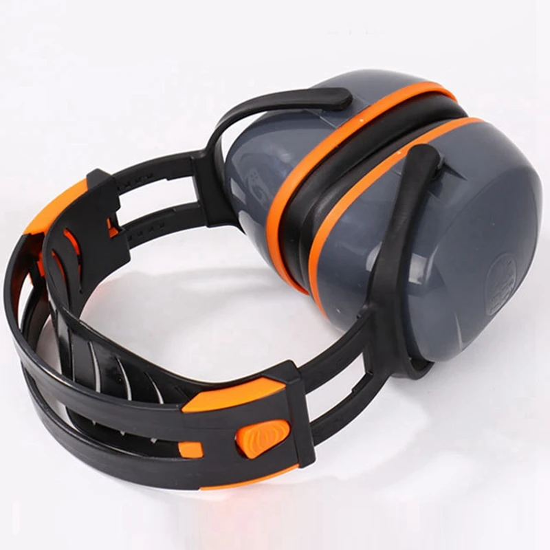 Musicien utilisant un protège-oreilles antibruit réutilisable noir lors d'un concert, casque insonorisé efficace.