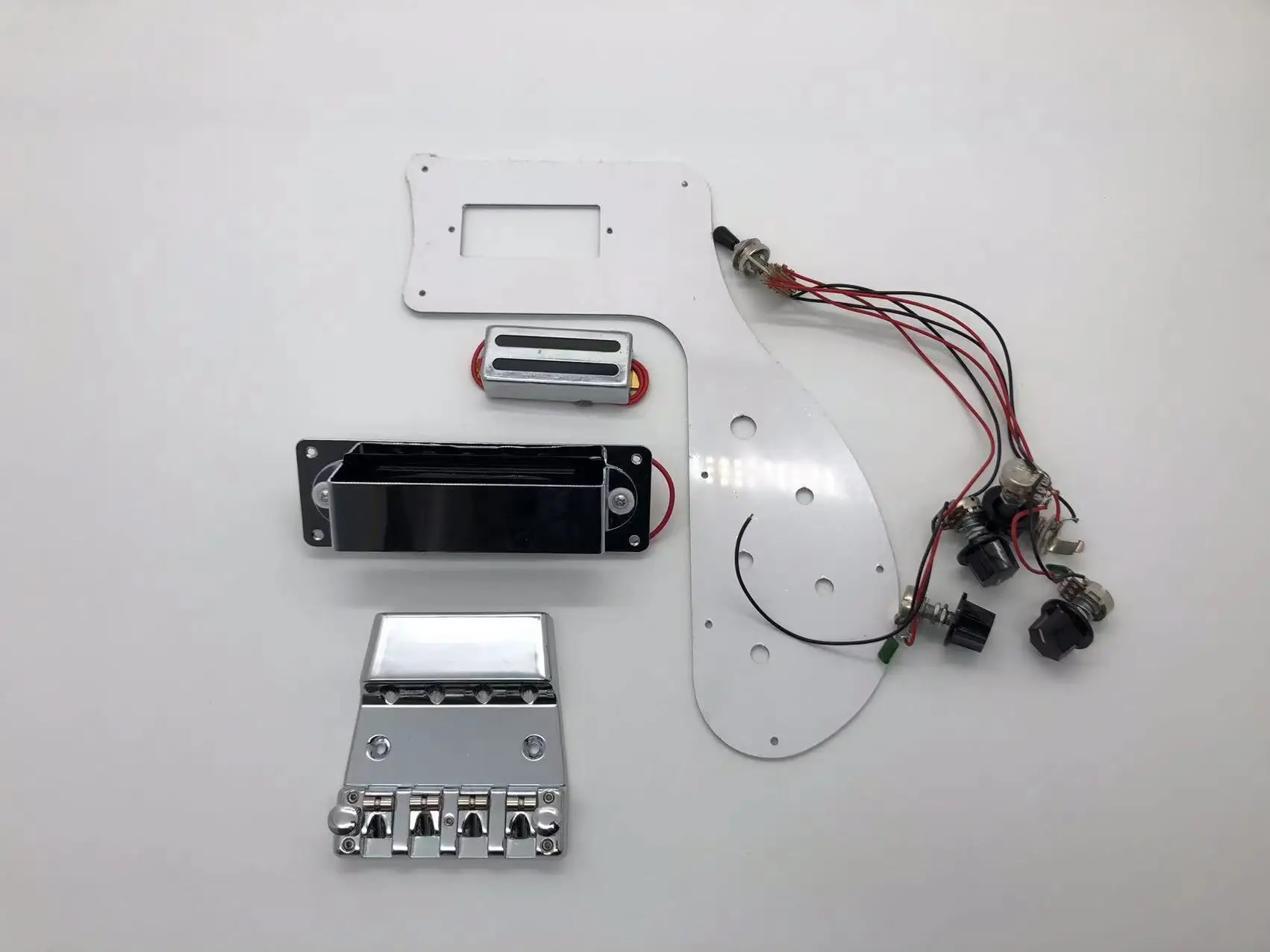 

1 комплект из 4003 Ricken 4-струнная электрическая бас-гитара мост/Tailpiece Pickups + Pickguard аксессуар в наличии скидка