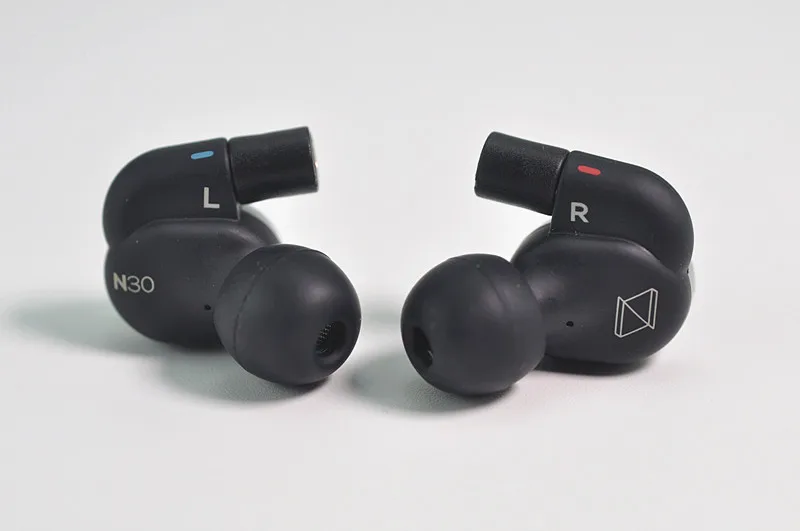 標準MMCX（雌）⇒ IE900　N5005等専用MMCX（雄）アダプタ　銀 Amazon.com: MMCX Adapter for IEMs, AKG N5005 & Sennheiser