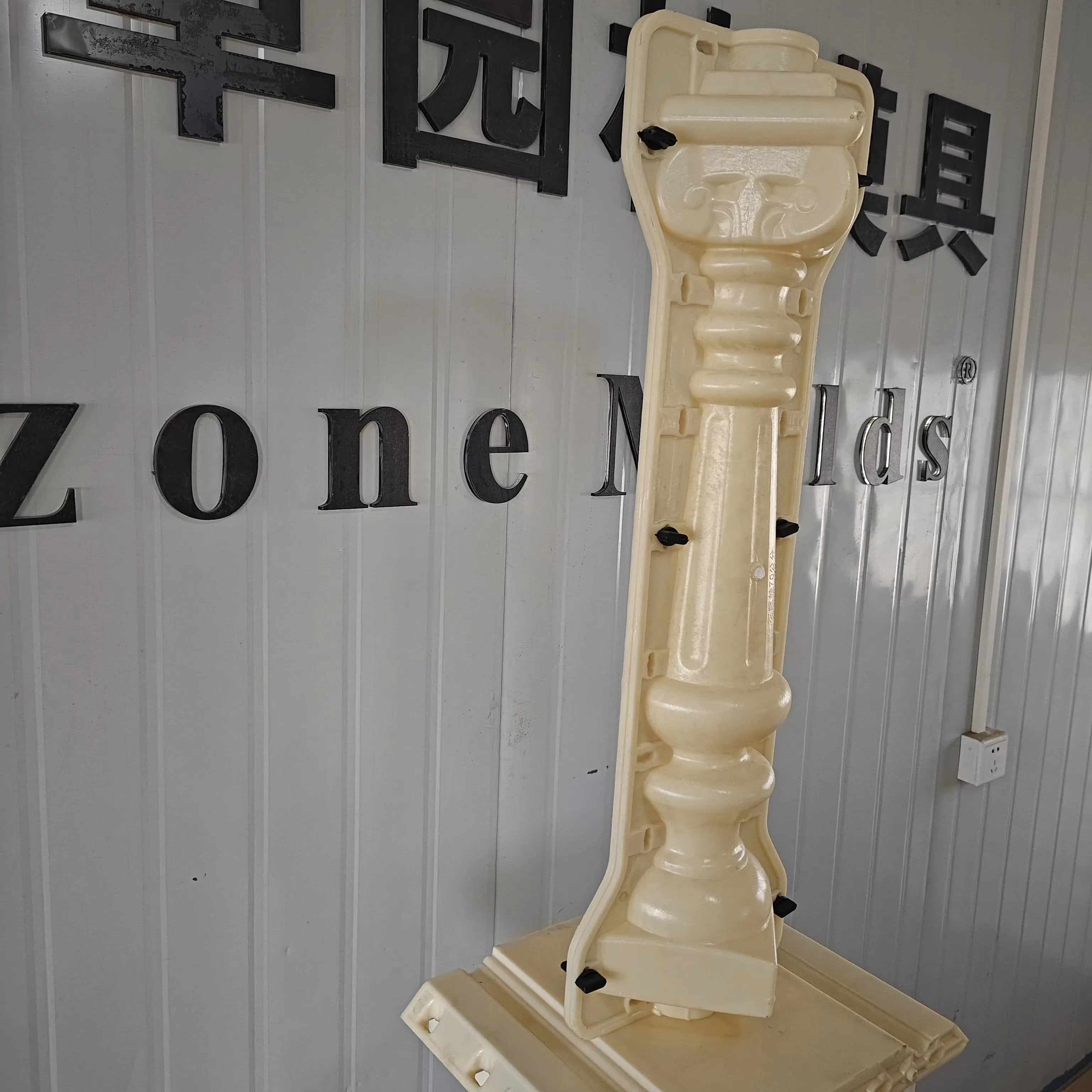 70cm Precast Garden Decorative Roman Pillar Shape Concrete Baluster Mold for Sale